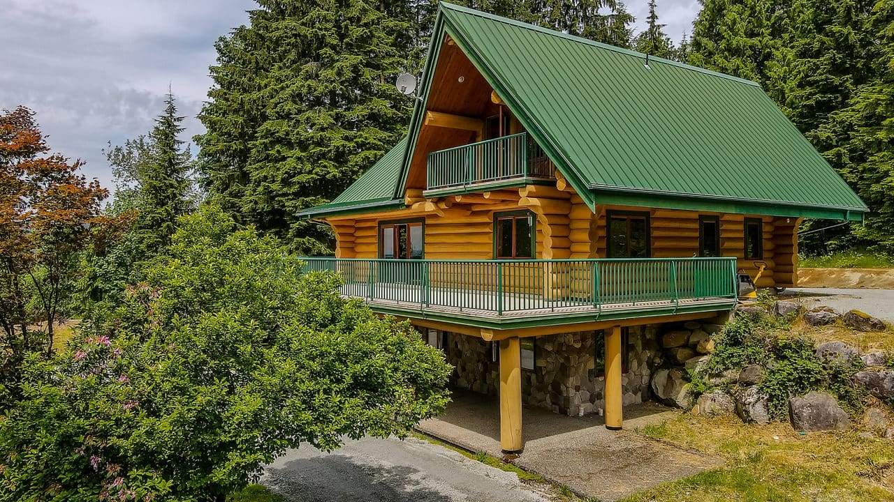 Exterior of BC Home Builders Custom Full Scribe Log Home.