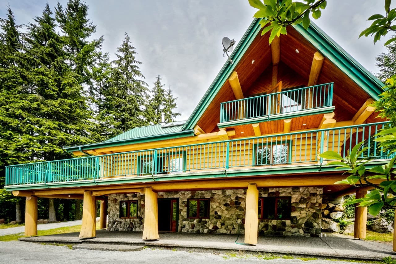 Exterior of BC Home Builders Custom Full Scribe Log Home.