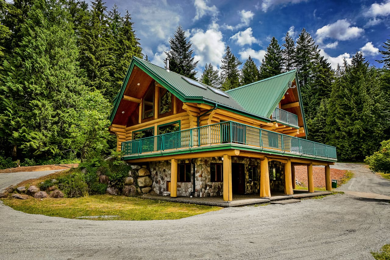Exterior of BC Home Builders Custom Full Scribe Log Home.