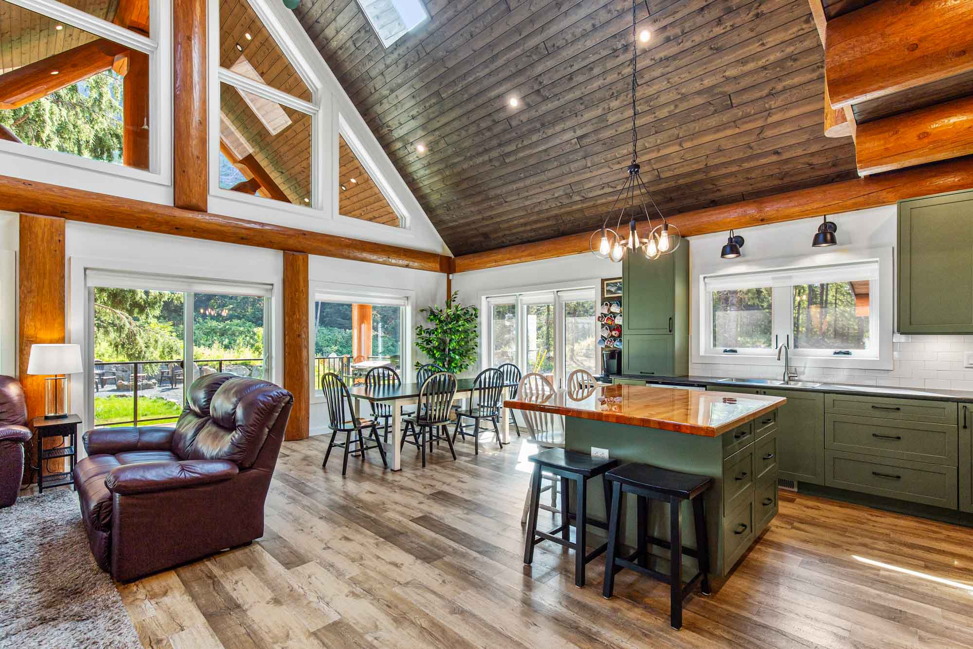 Sasquatch log Cabin(57)