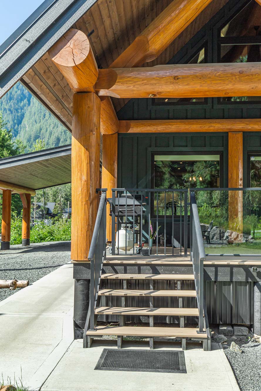 Sasquatch log Cabin(66)